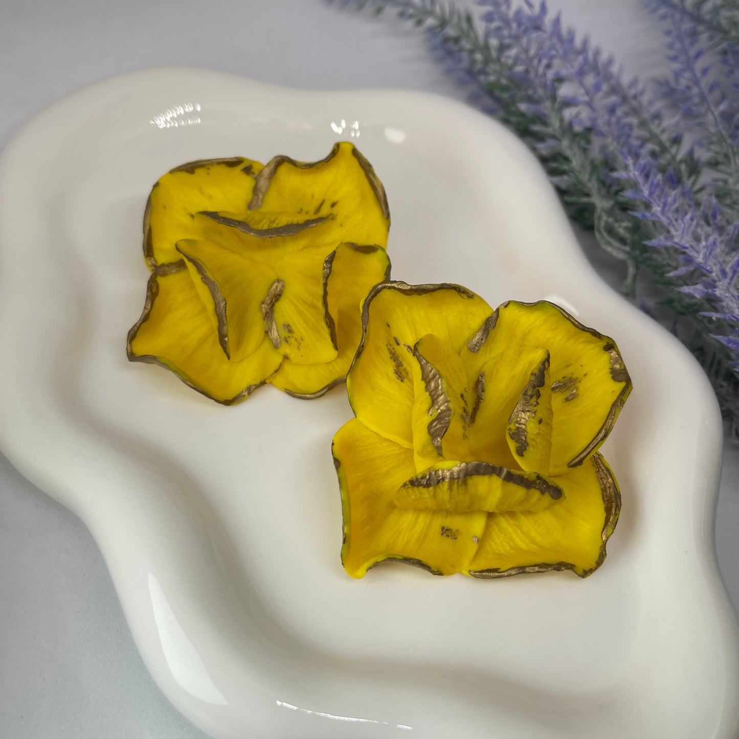 Statement yellow petal flower